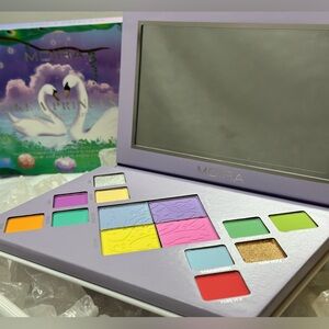 Eyeshadow Palette. 14 shades.